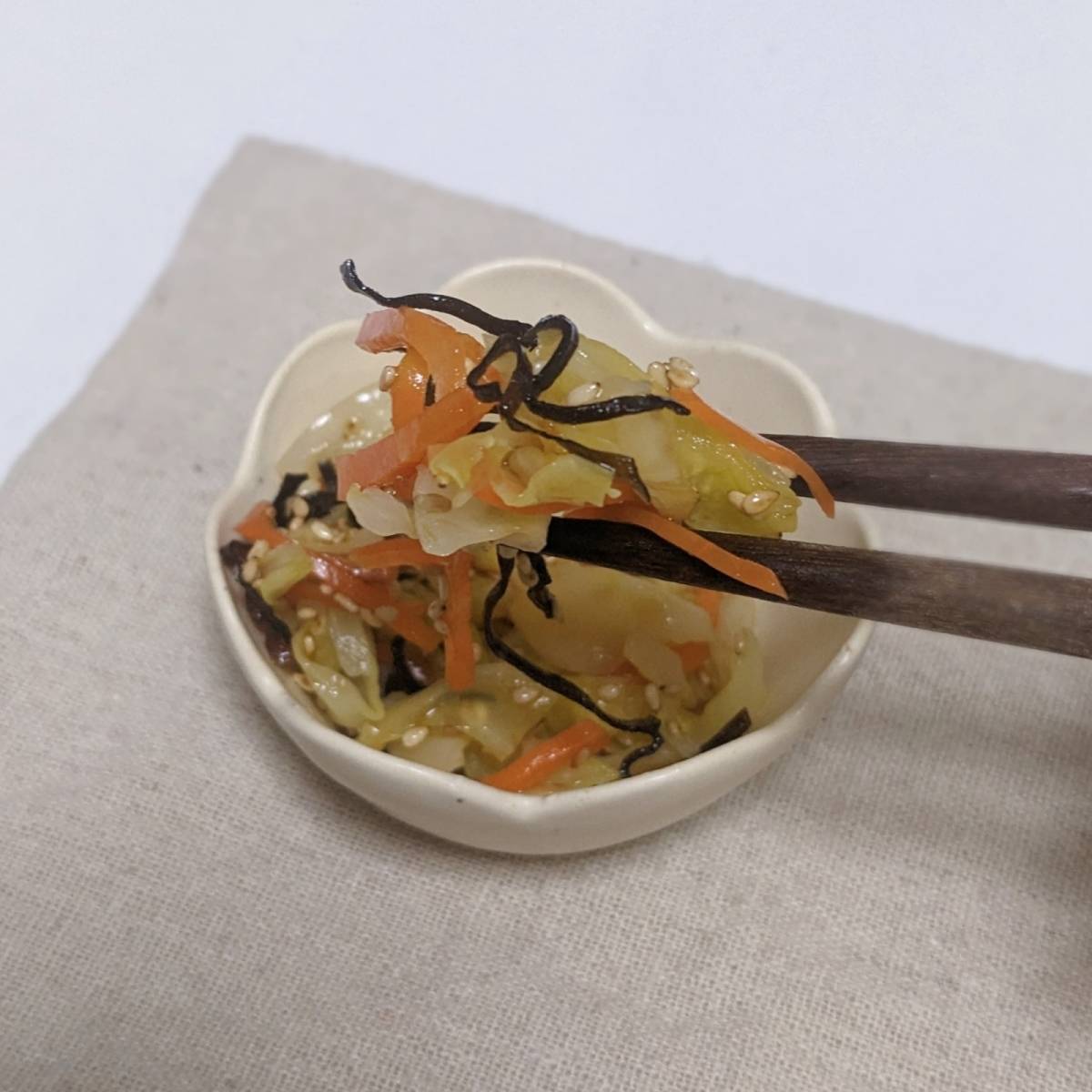 JAグループ公式の「キャベツ人参の塩昆布ポン酢ごま油あえ」のレシピ