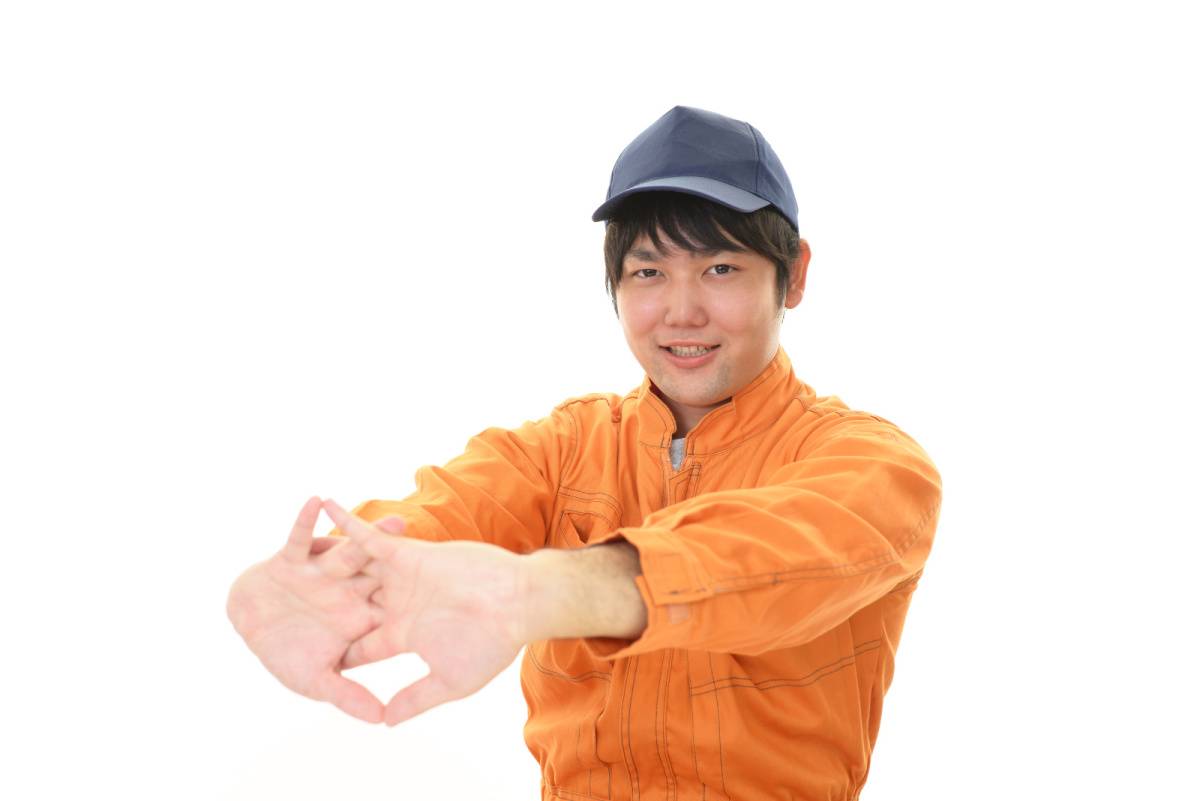 ストレッチをする作業員