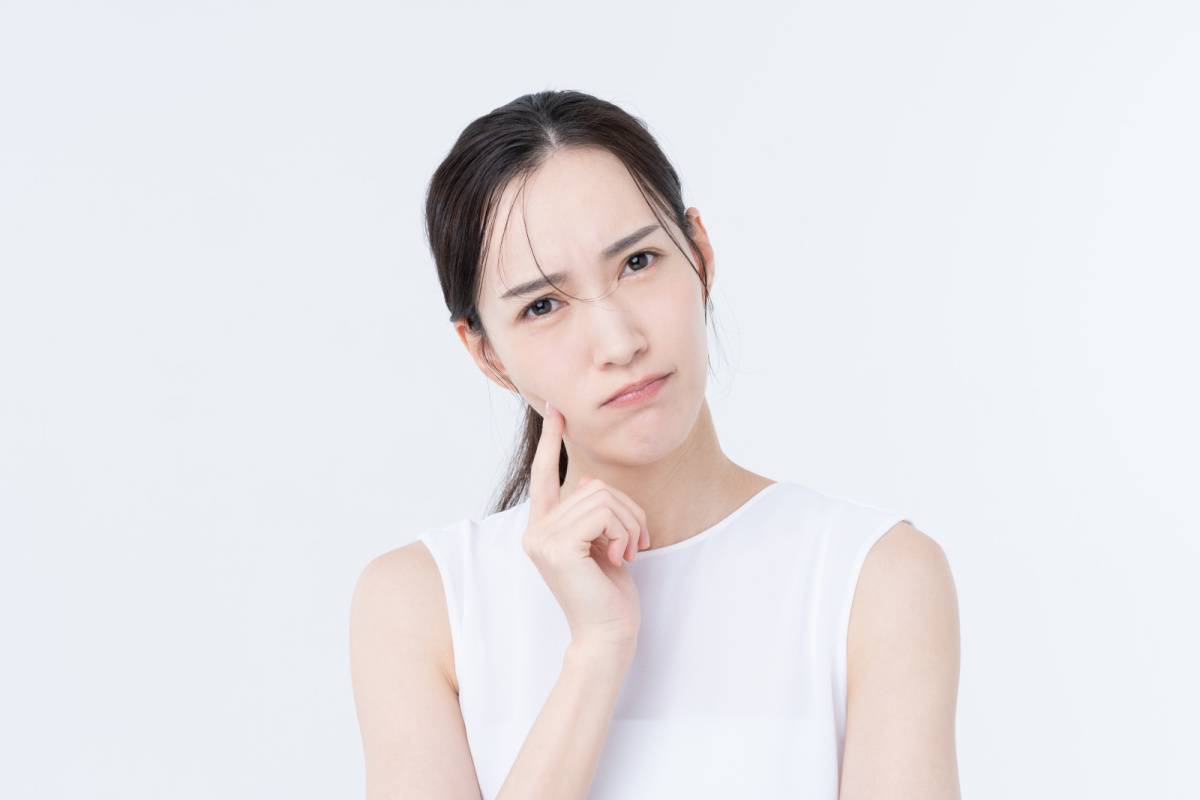 悩む女性