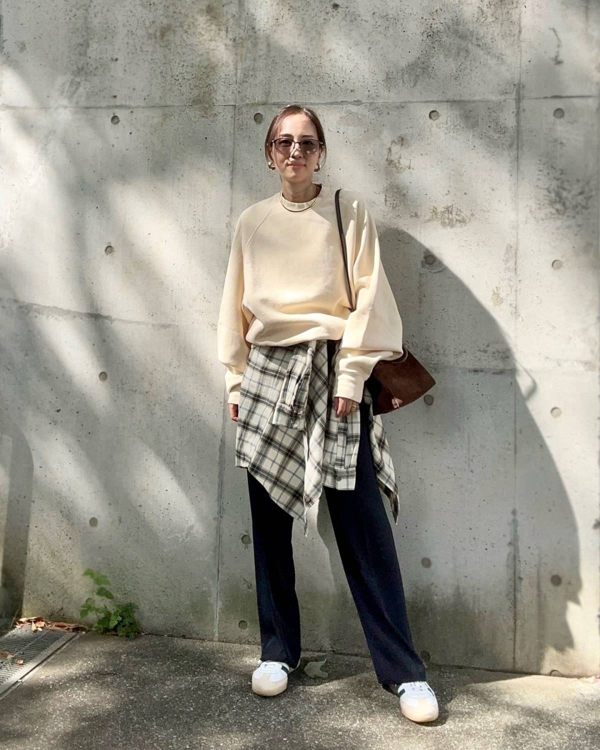 チェック柄シャツを腰巻きする♪