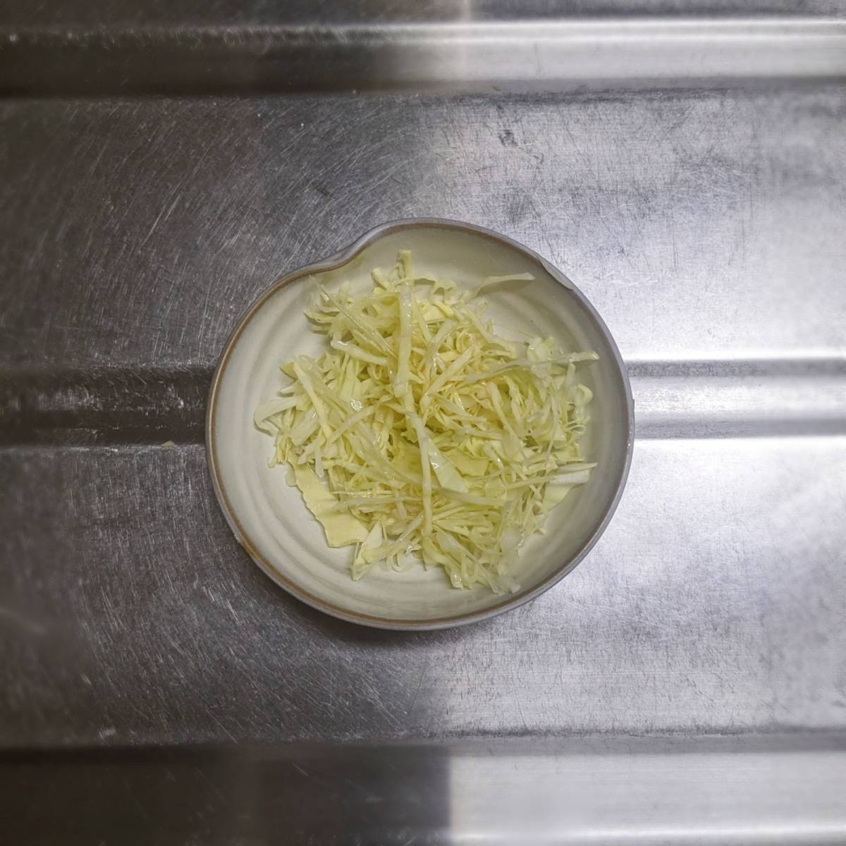 JAグループ公式の「たまねぎと紫キャベツと千切り野菜のサラダ」のレシピ