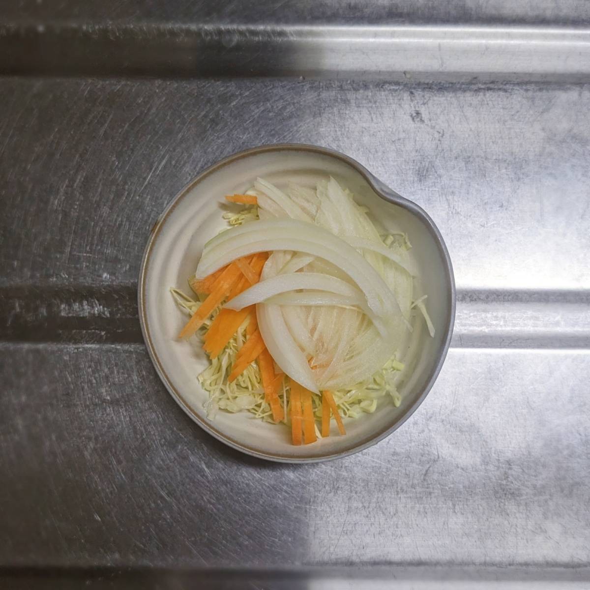 JAグループ公式の「たまねぎと紫キャベツと千切り野菜のサラダ」のレシピ