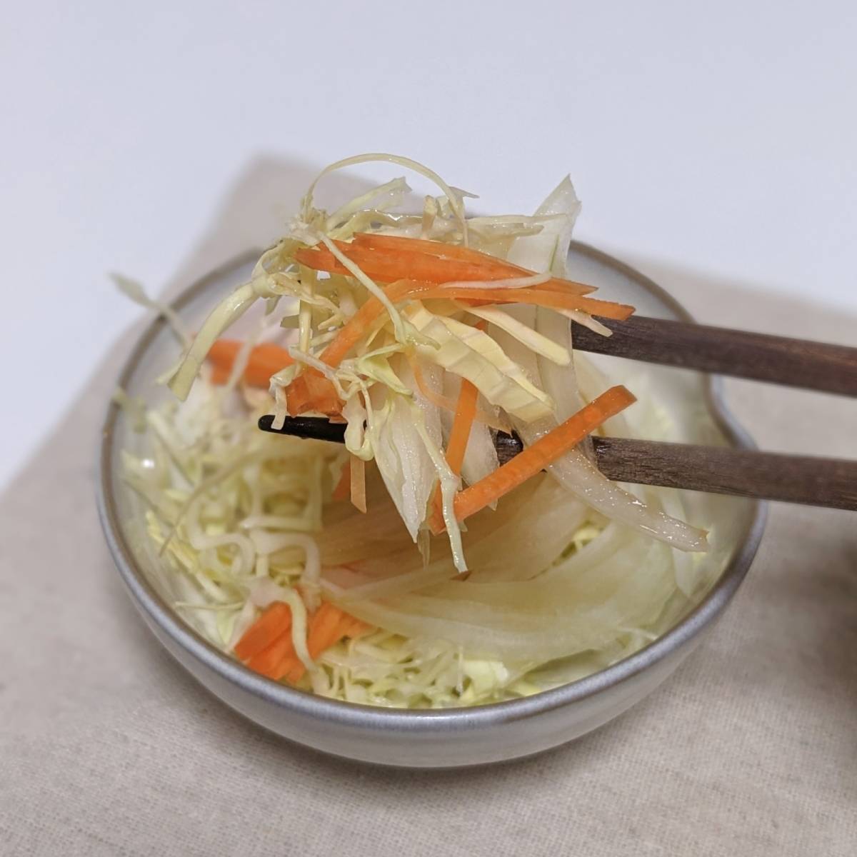 JAグループ公式の「たまねぎと紫キャベツと千切り野菜のサラダ」のレシピ
