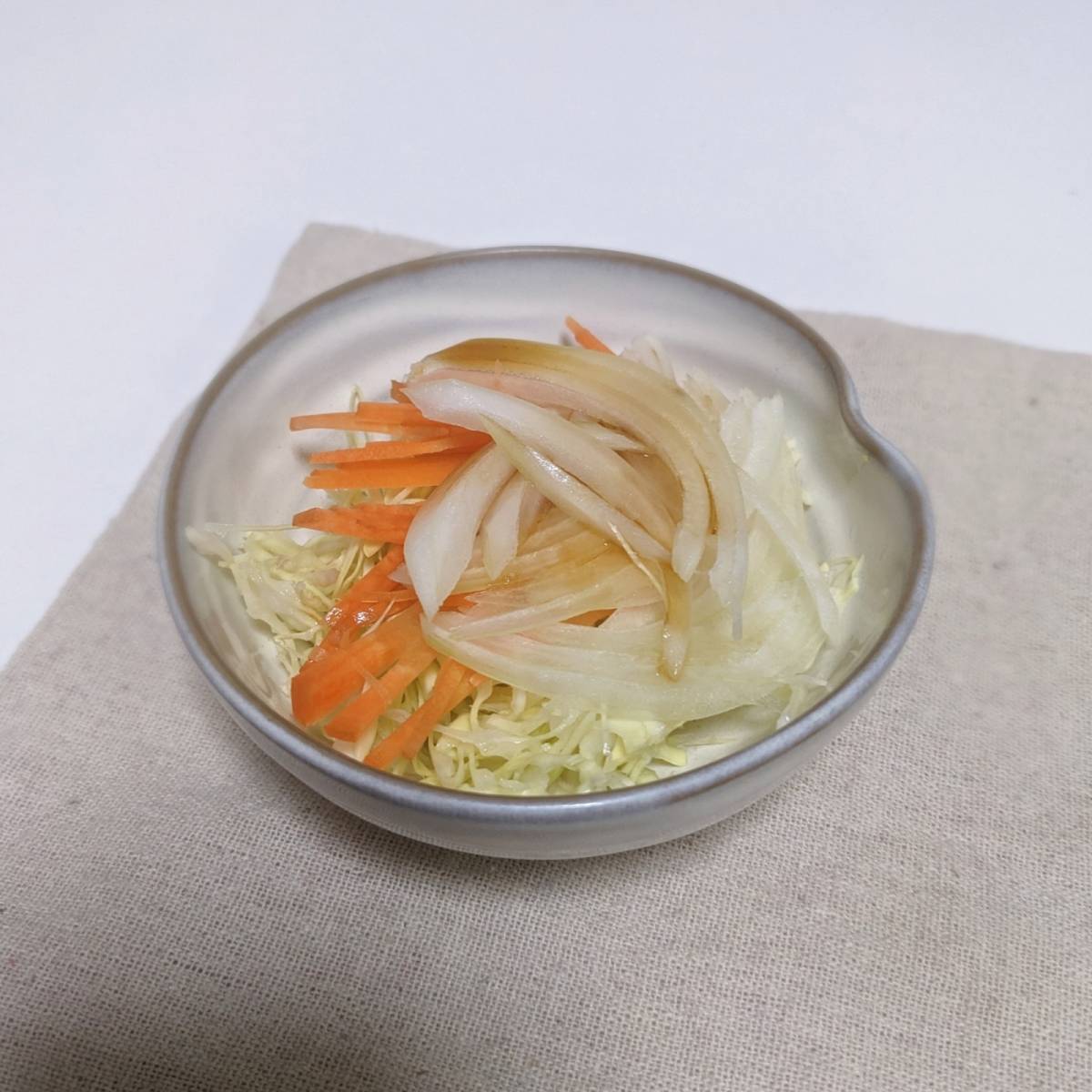 JAグループ公式の「たまねぎと紫キャベツと千切り野菜のサラダ」のレシピ
