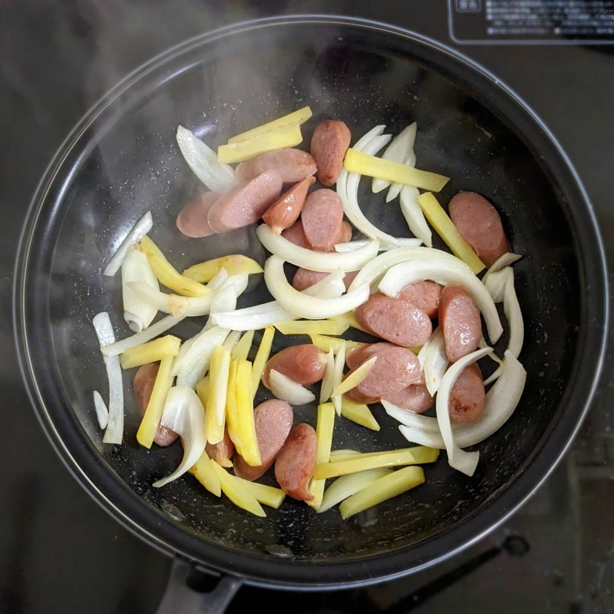 JAグループ公式の「玉ねぎ甘い！ウインナーポテトのリコピンソテー」のレシピ