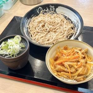 【ゆで太郎】ボリューム満点で食べ応え抜群♡大人気メニュー「ミニもつ炒め丼セット」を食べてみた