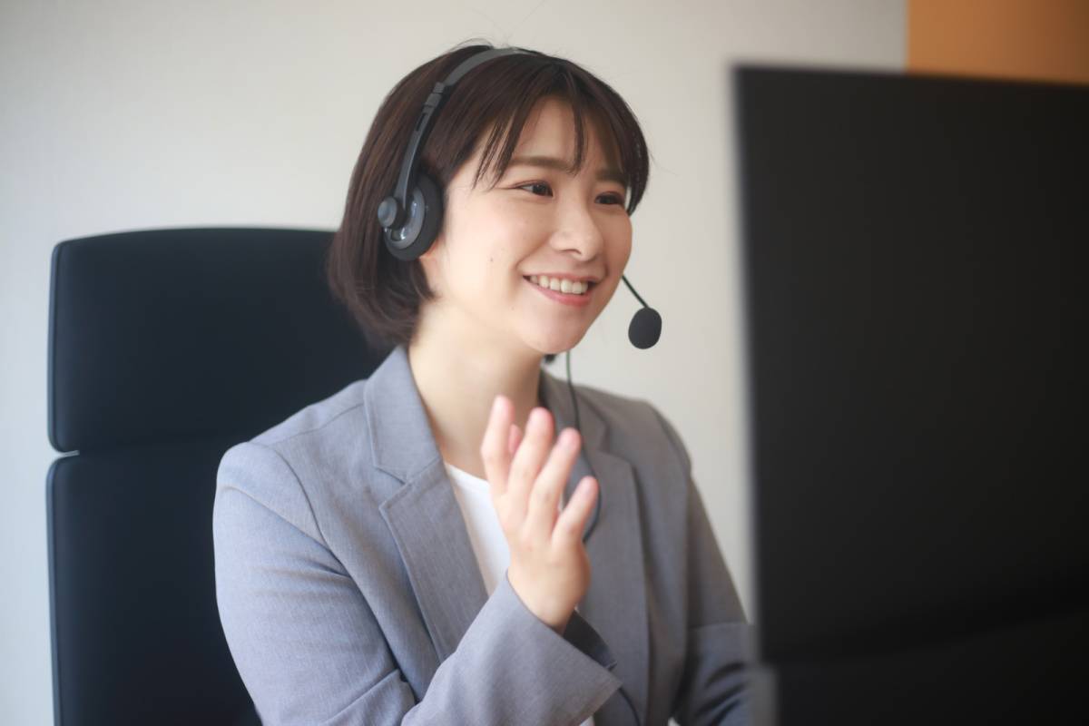 テレビ電話をする女性社員 