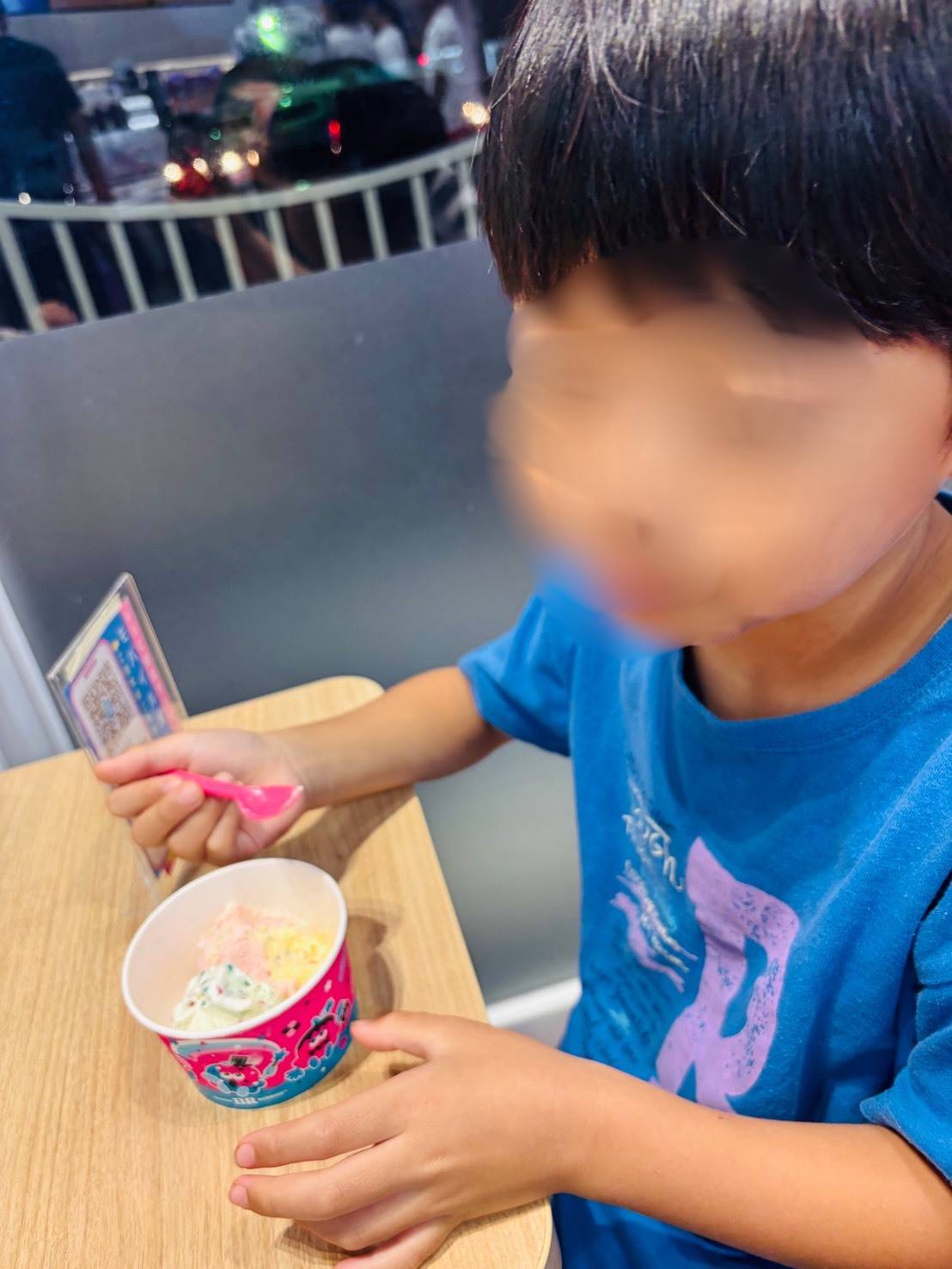 サーティワンのアイスを食べている男の子