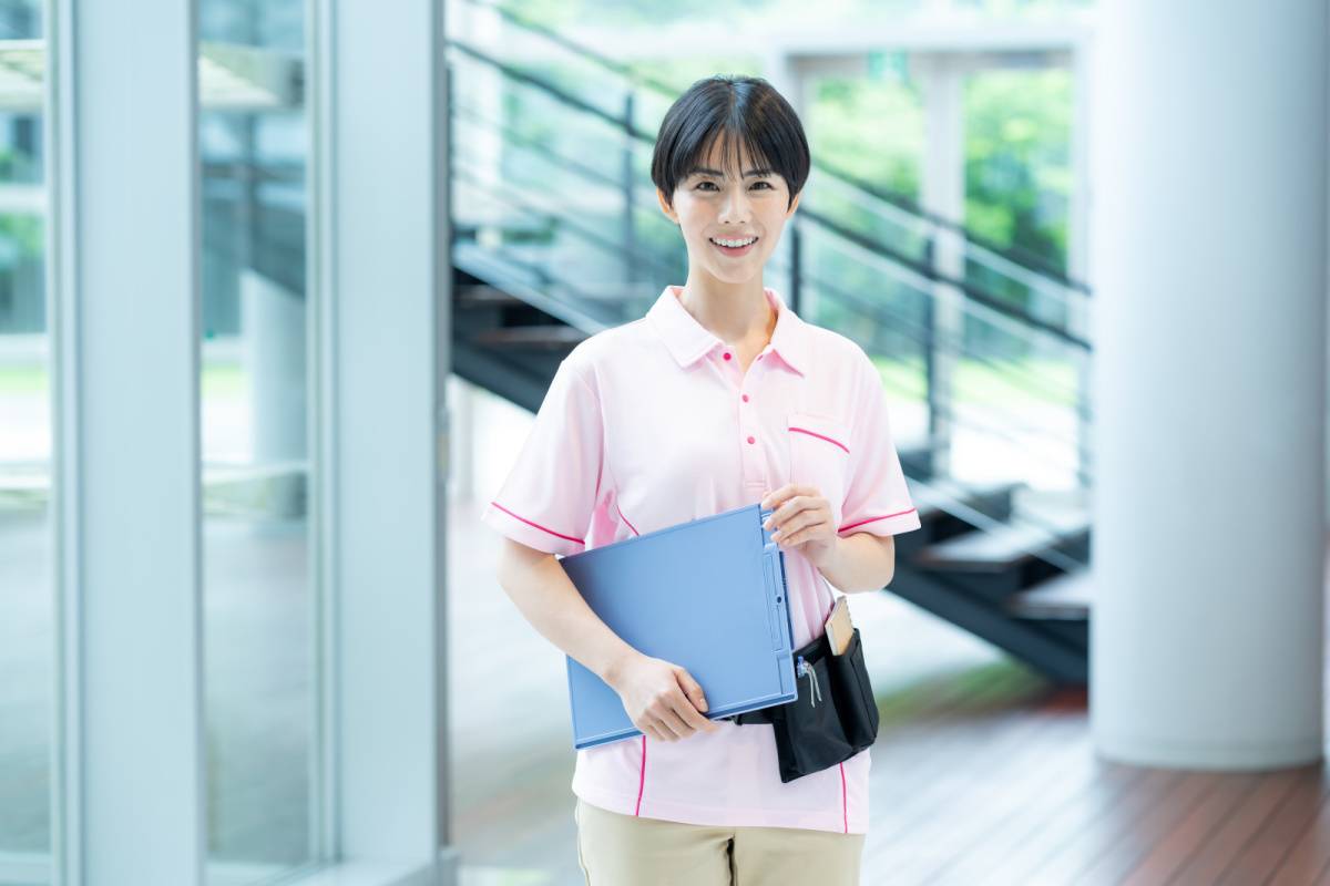 ファイルを抱えている女性