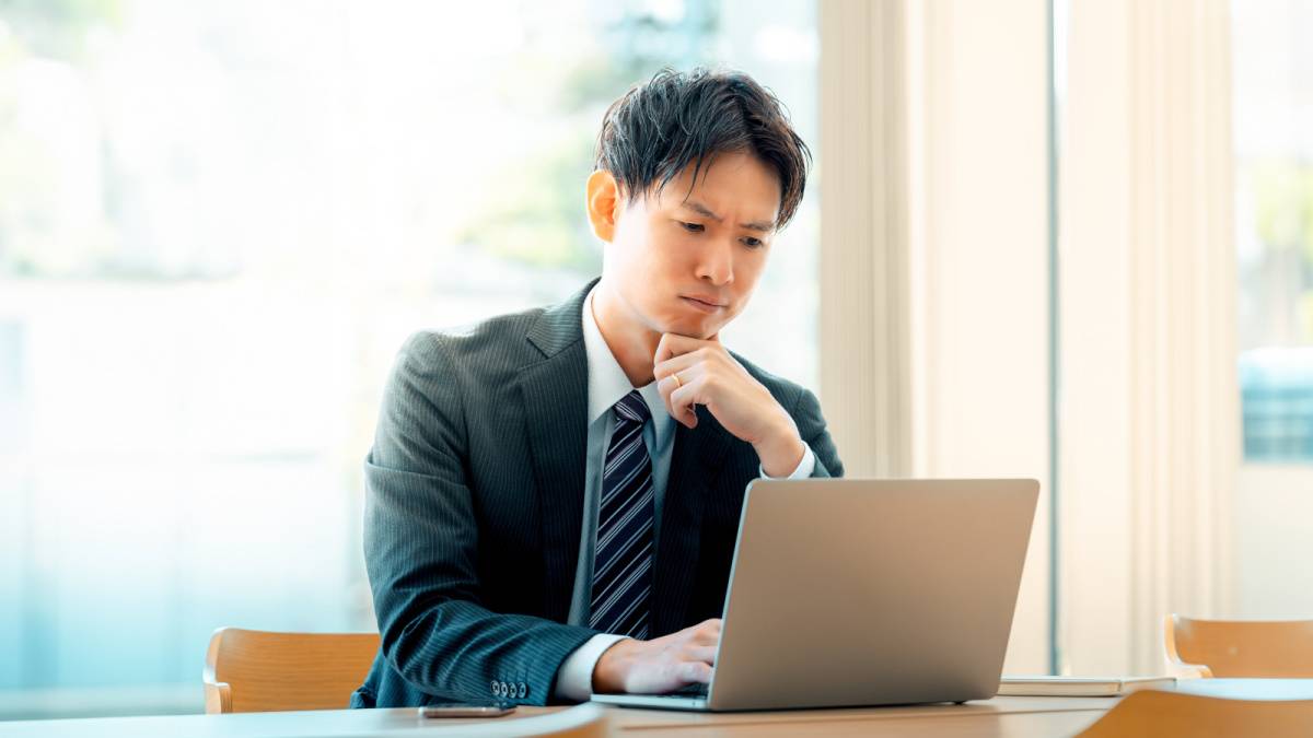 パソコンで仕事をしている男性