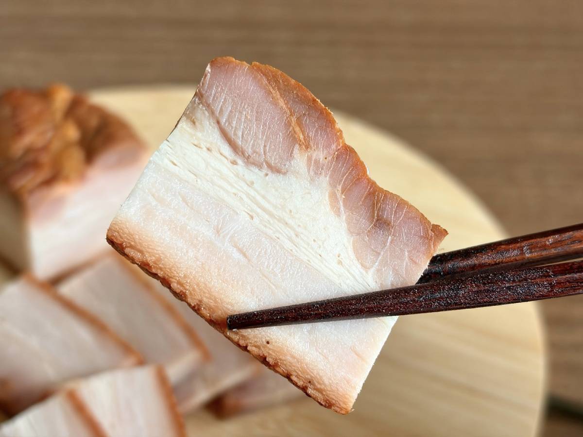 ロピア：自社製 燻煙つるし焼バラ焼豚(ブロック)