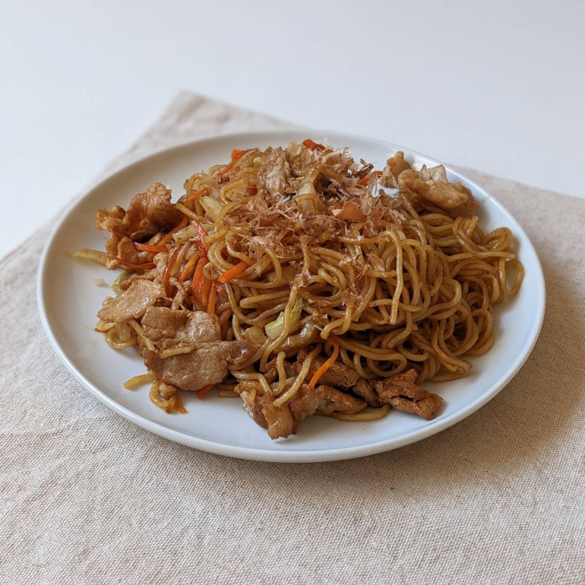 マルちゃん公式の「白菜と豚バラのソース焼そば」のレシピ