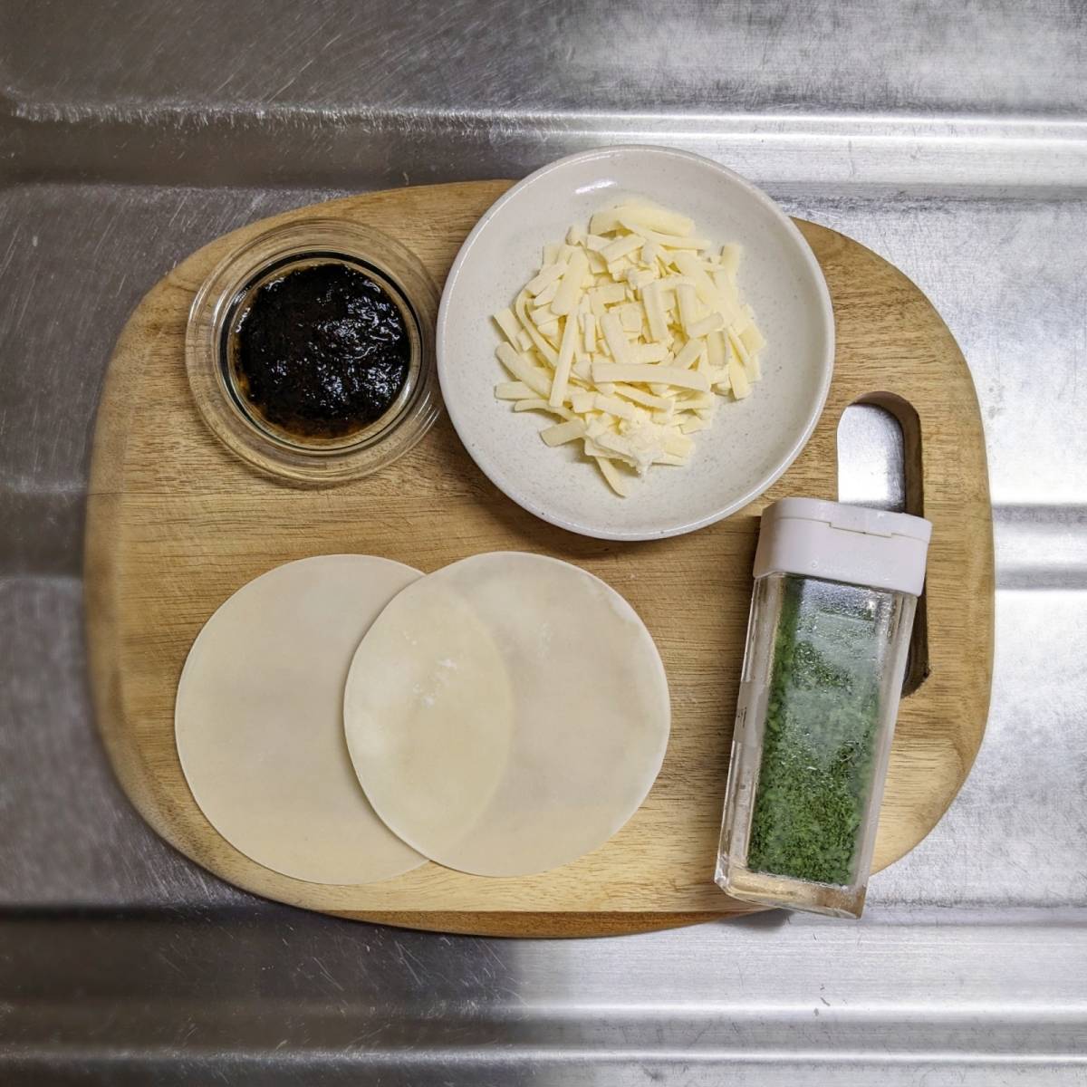 モランボン公式の「餃子皮でいそチーズせんべい」のレシピ