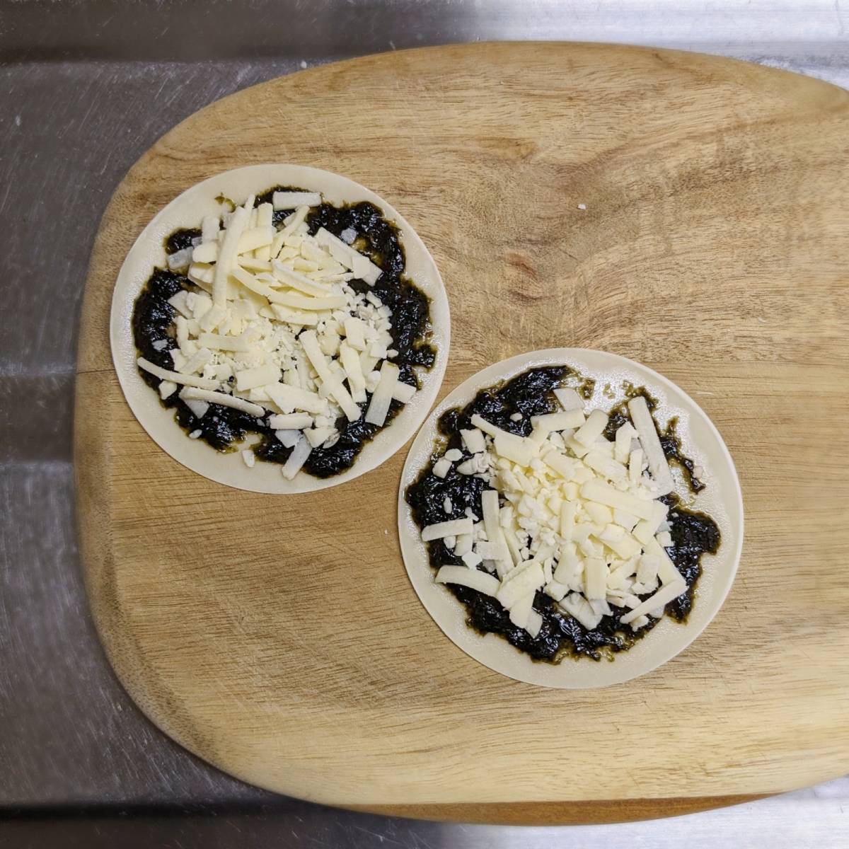 モランボン公式の「餃子皮でいそチーズせんべい」のレシピ