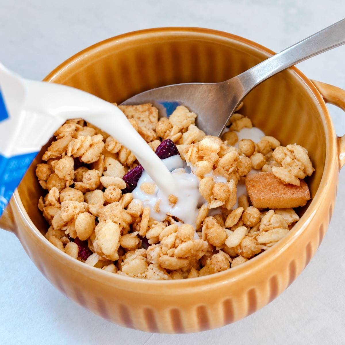 「ごろグラ さつまいもづくし」にミルクを注いでいるところ