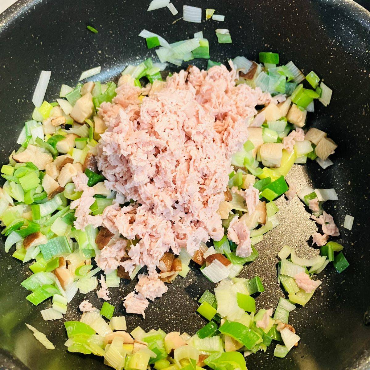 ニッスイ公式の「挽きおさかなのソーセージ麻婆豆腐」のレシピ
