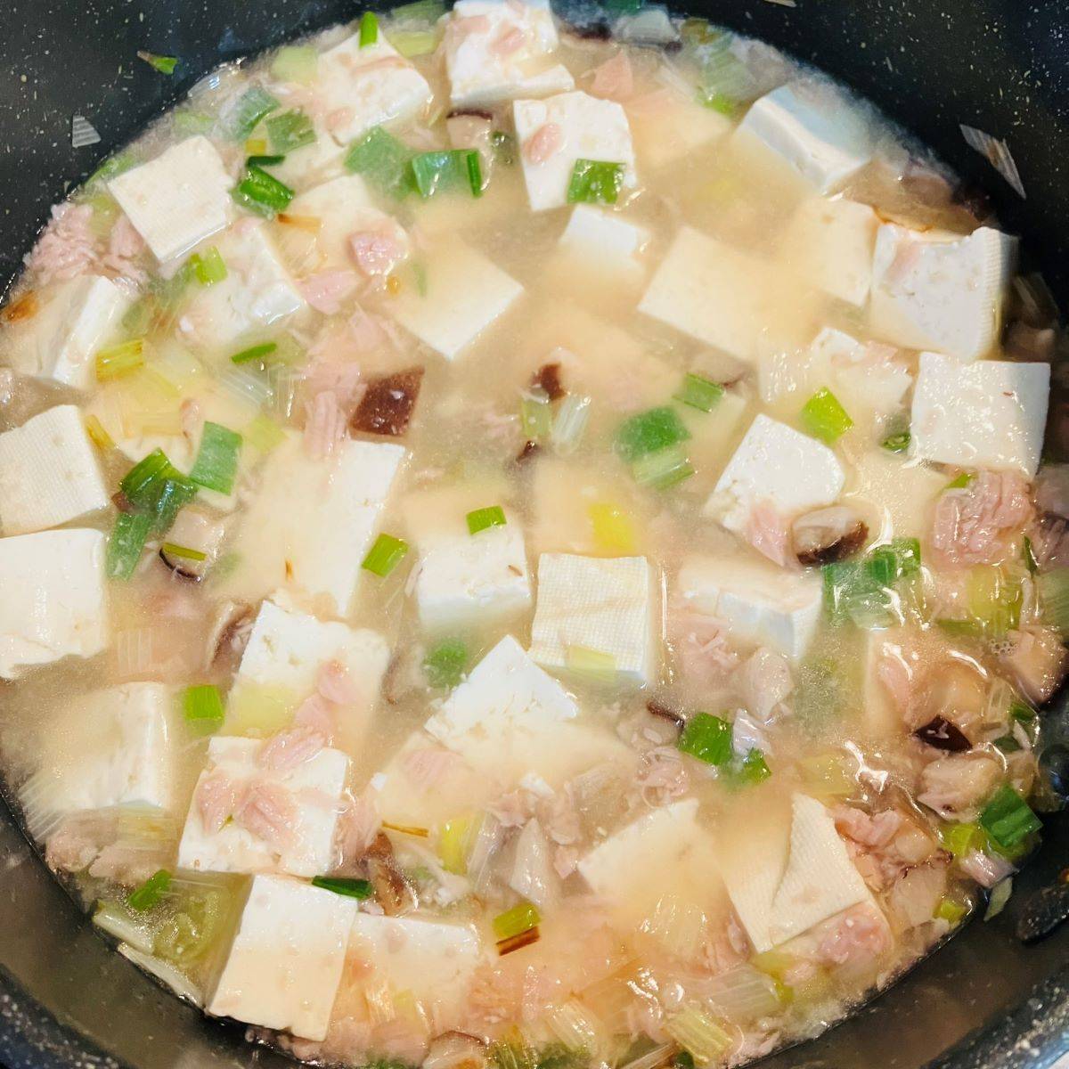 ニッスイ公式の「挽きおさかなのソーセージ麻婆豆腐」のレシピ