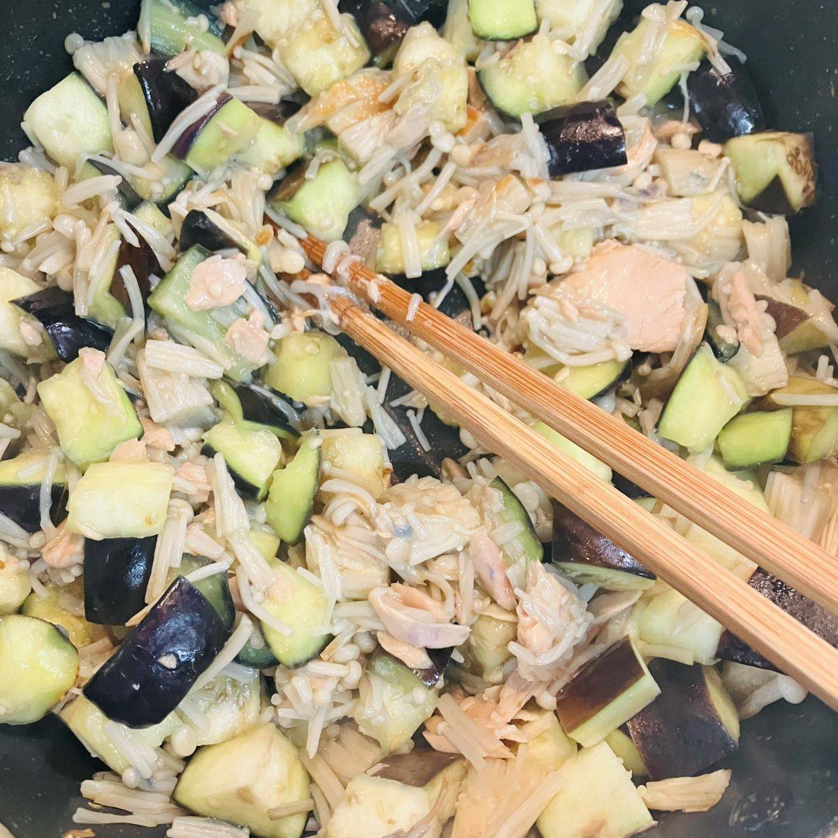 JAグループ公式の「茄子としめじのドライカレー」のレシピ