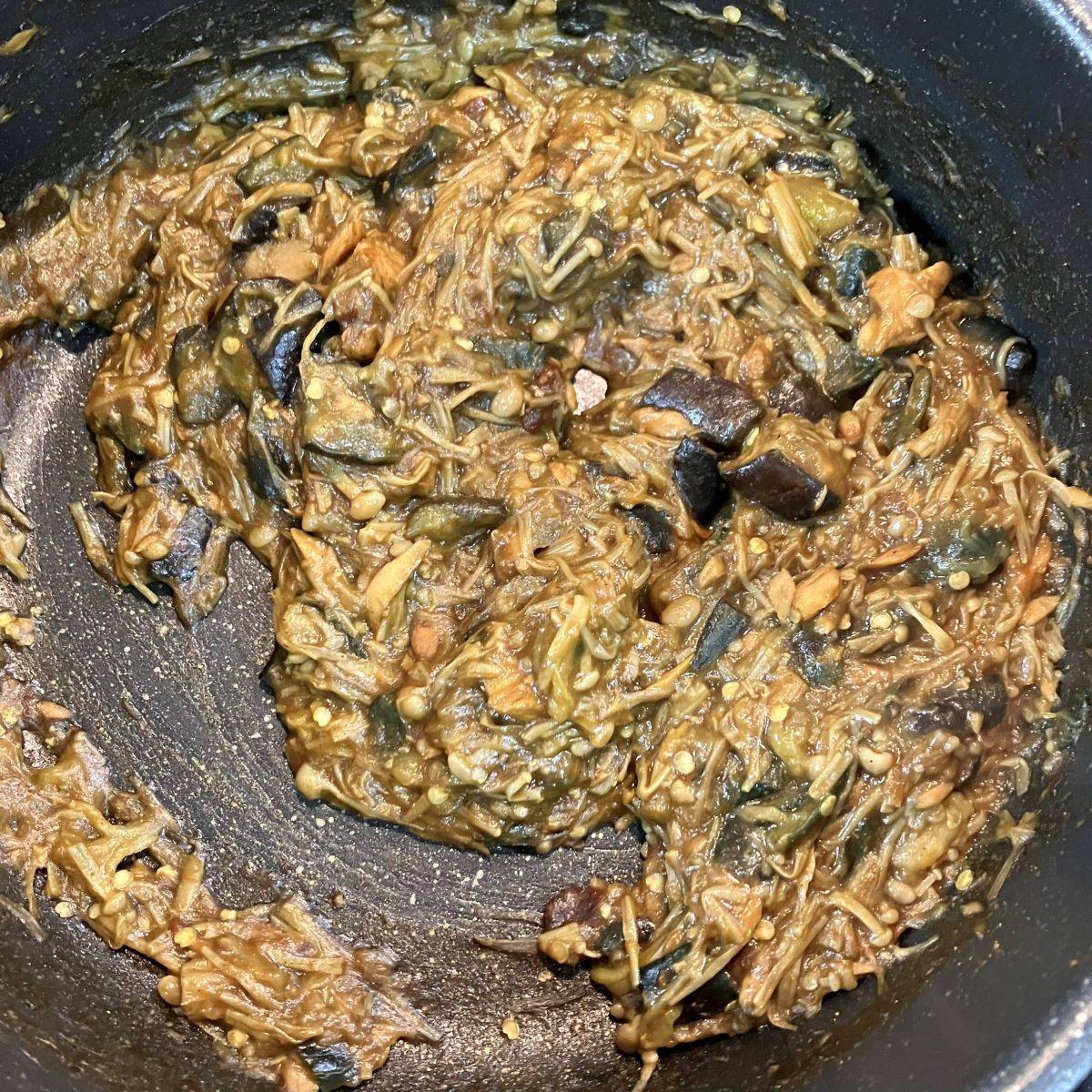 JAグループ公式の「茄子としめじのドライカレー」のレシピ