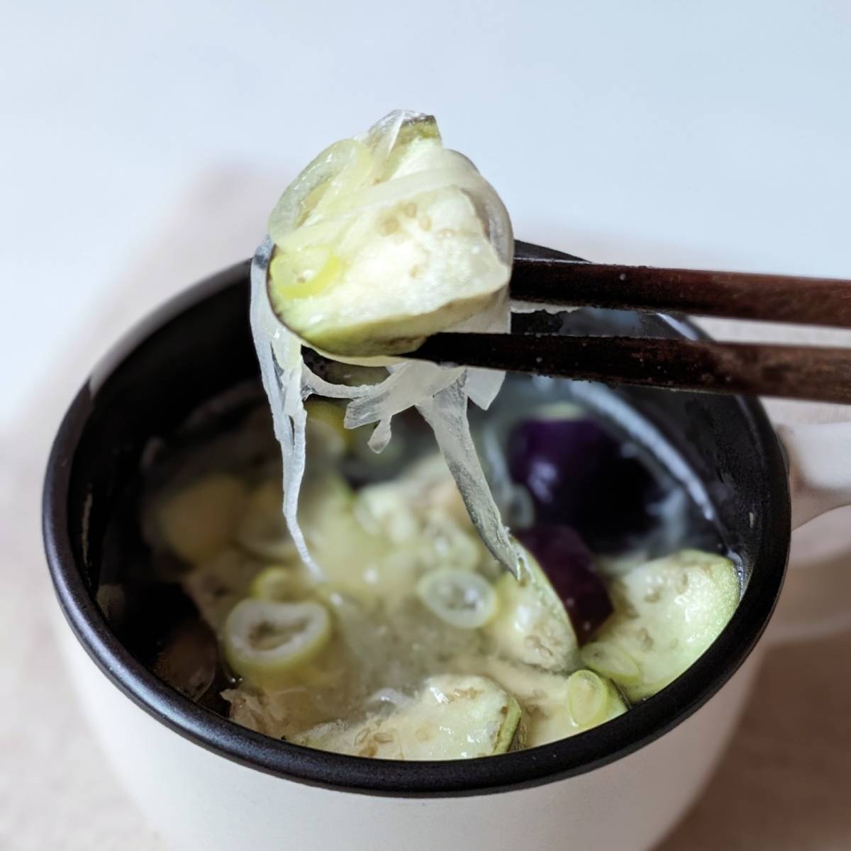 JAグループ公式の「茄子と玉ねぎのお味噌汁」のレシピ