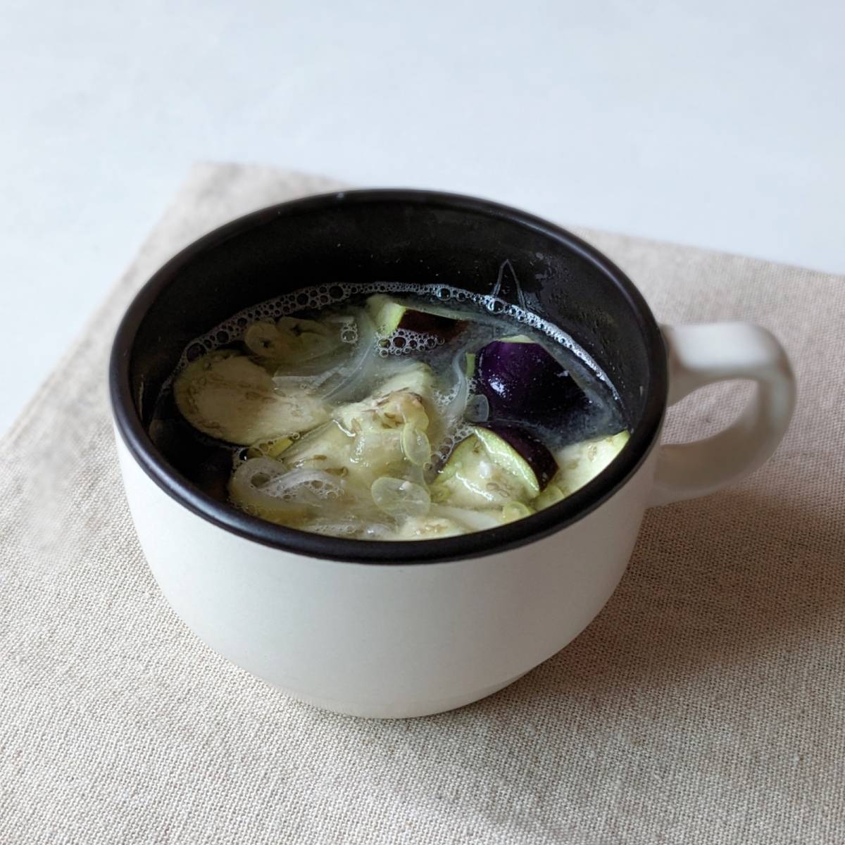 JAグループ公式の「茄子と玉ねぎのお味噌汁」のレシピ