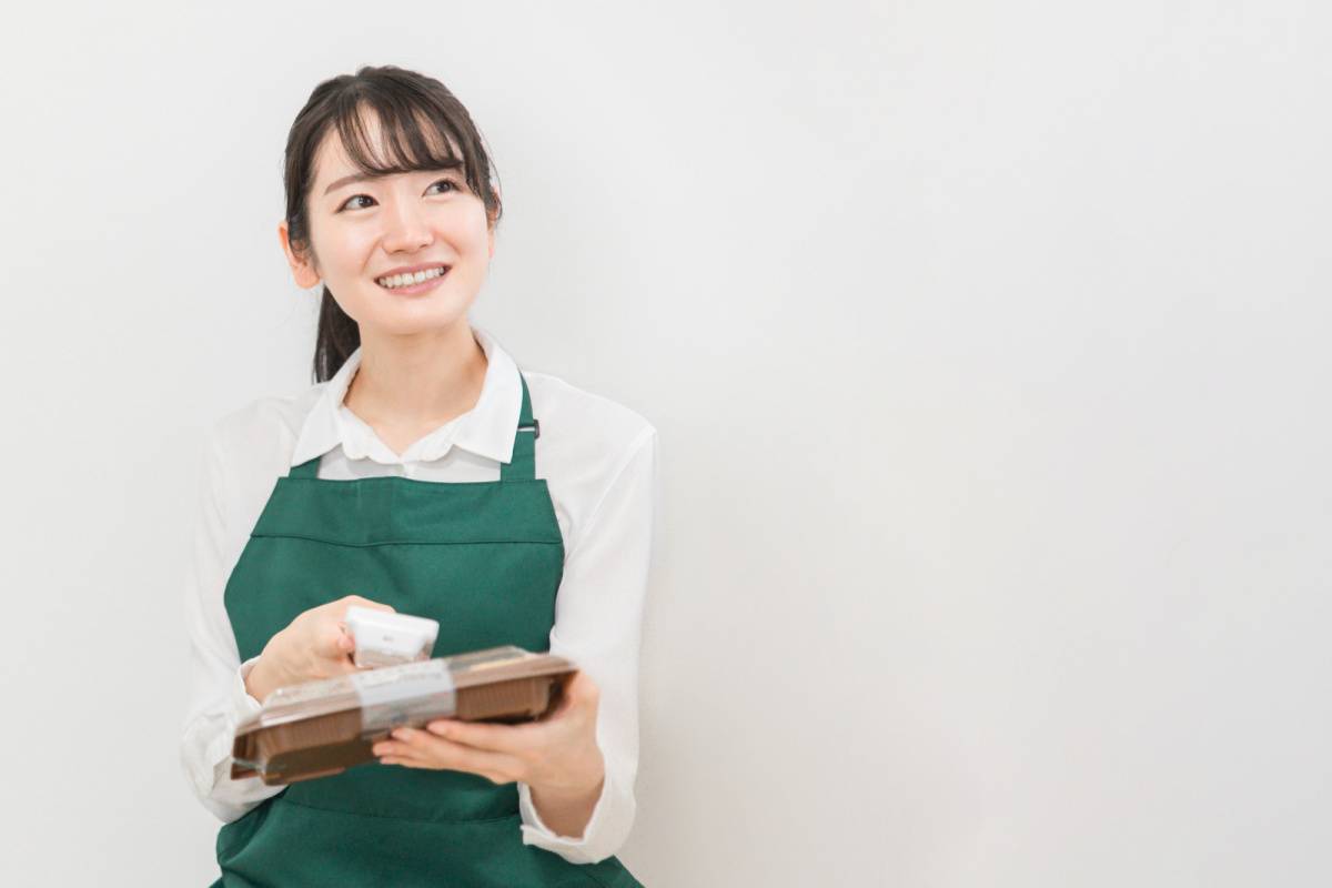 コンビニで働く女性