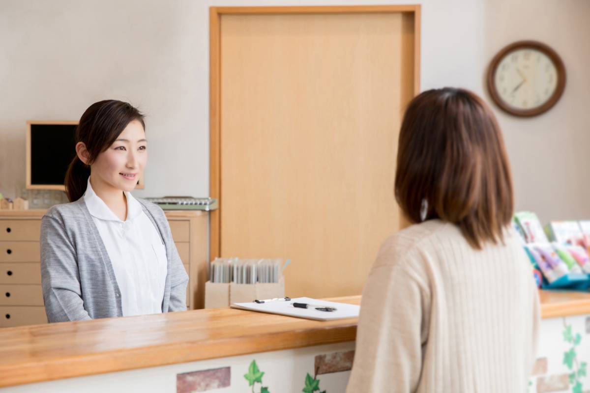 クリニックで受付業務をする女性