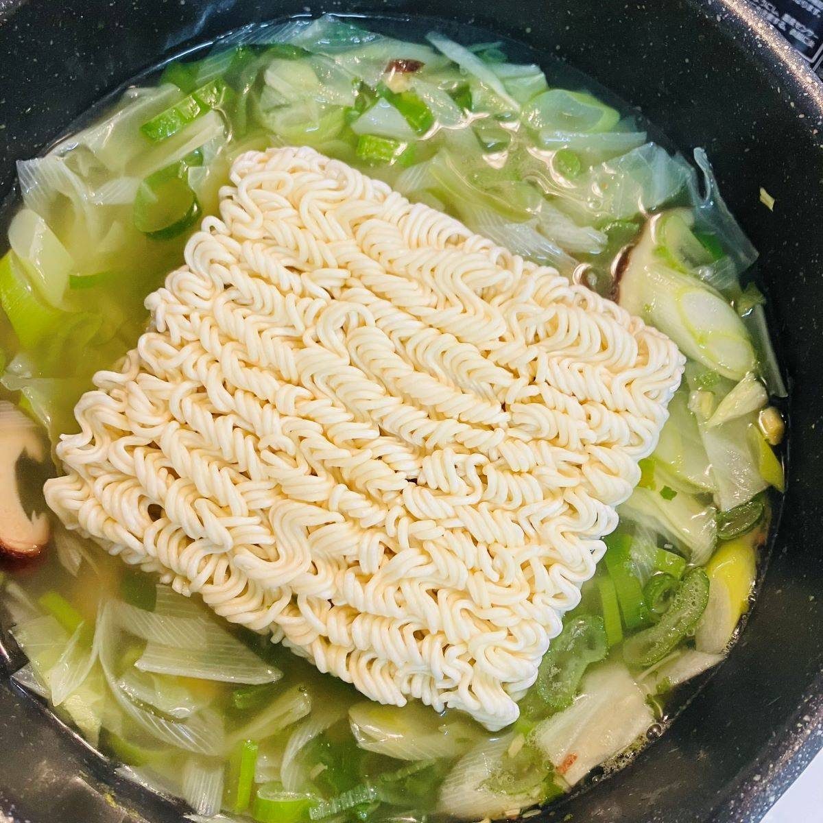 サッポロ一番公式の「無限ごま油鍋風ラーメン」のレシピ