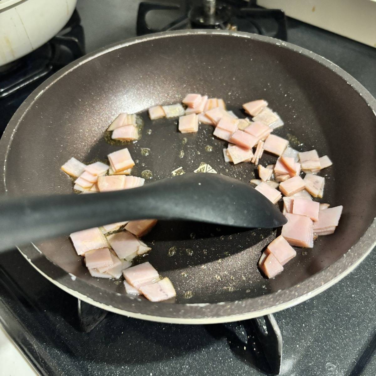 ハムを炒めているところ