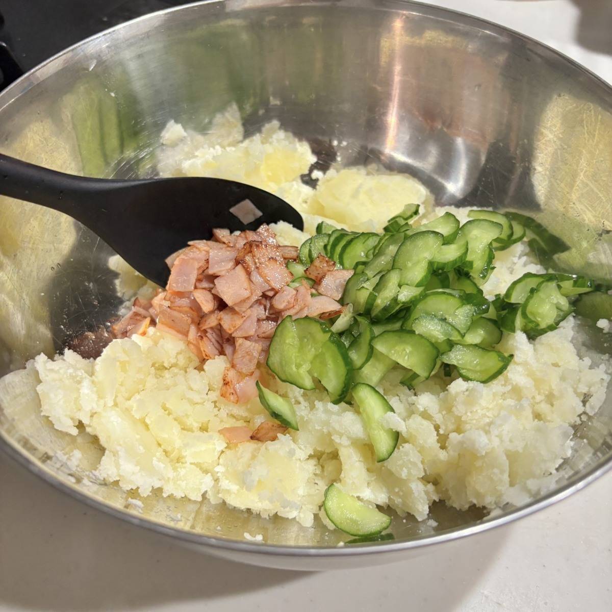 ポテトサラダの材料を混ぜているところ