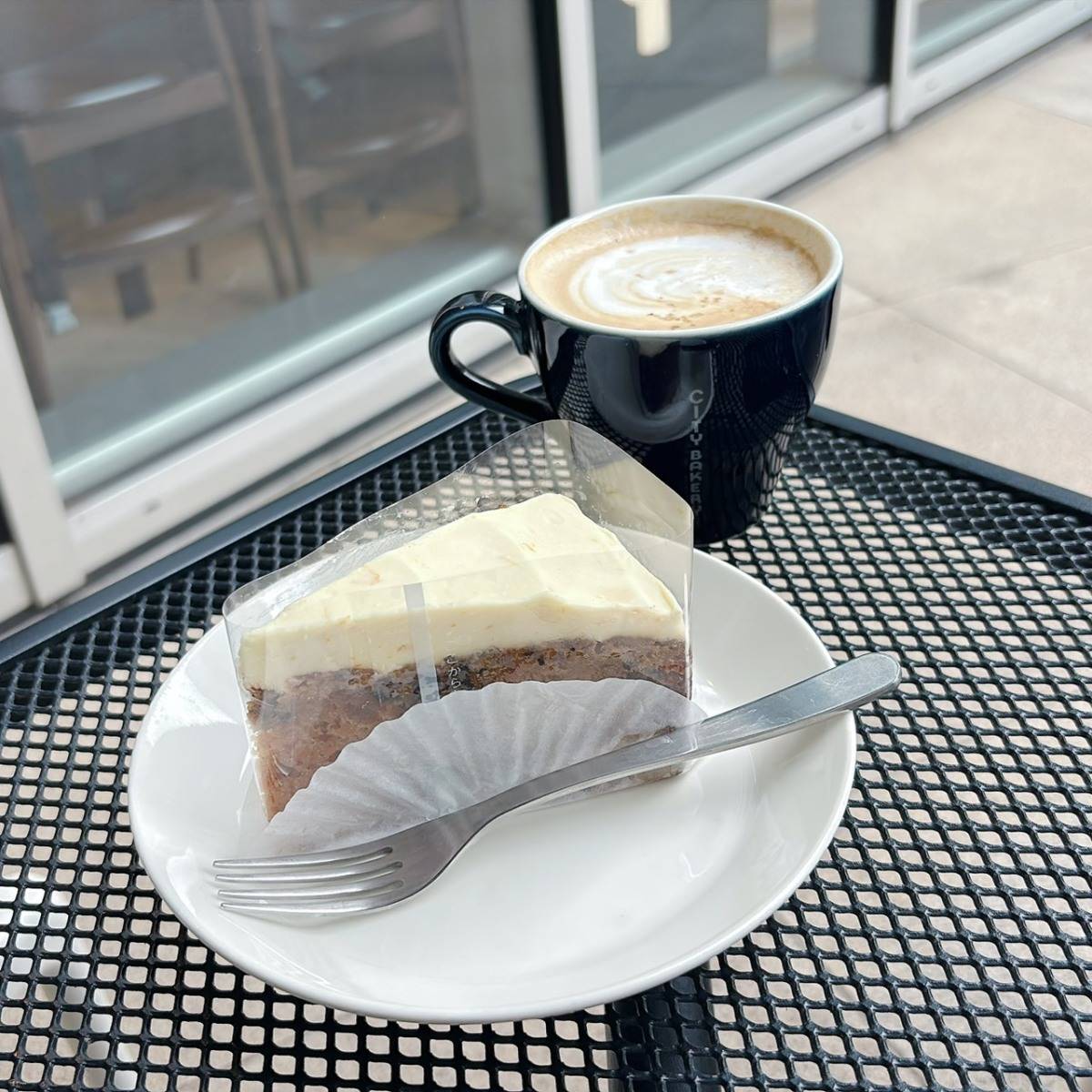 「THE CITY BAKERY 東京ガーデンテラス紀尾井町」のケーキとラテ