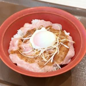 【すき家】「噂どおり美味しい」「最高です」SNSでも高評価の新作丼メニュー♪正直レビューしてみた