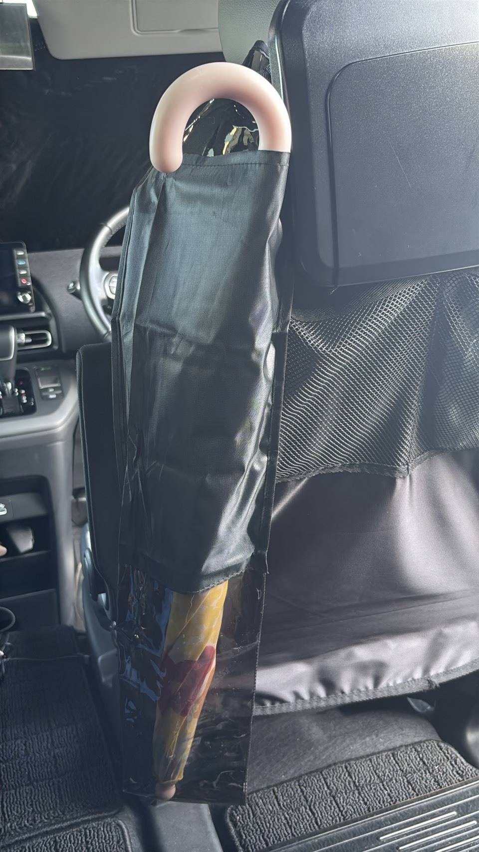 セリアの「車内用 傘ホルダー」使用シーン