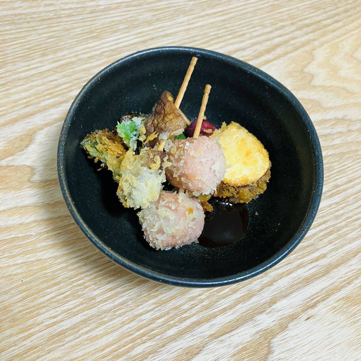 ニッスイ公式の「おさかなのソーセージと秋野菜の串揚げ」のレシピ