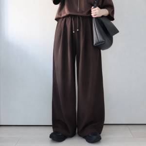 【2026年10月】大人女子はこう着て！センスいいスニーカーコーデ5選