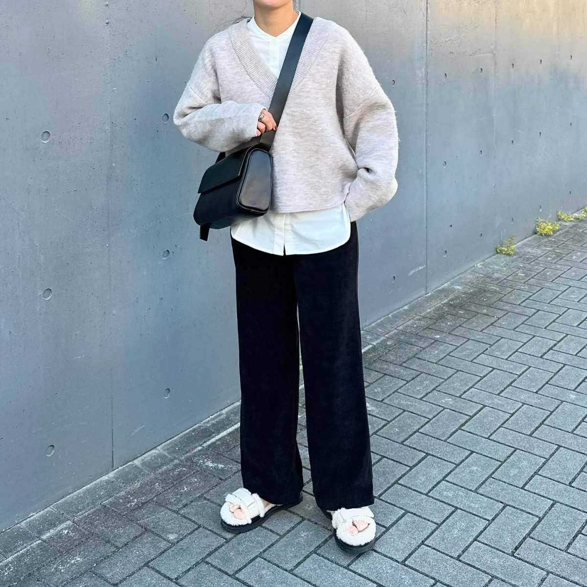 Vネックニットを重ね着する！