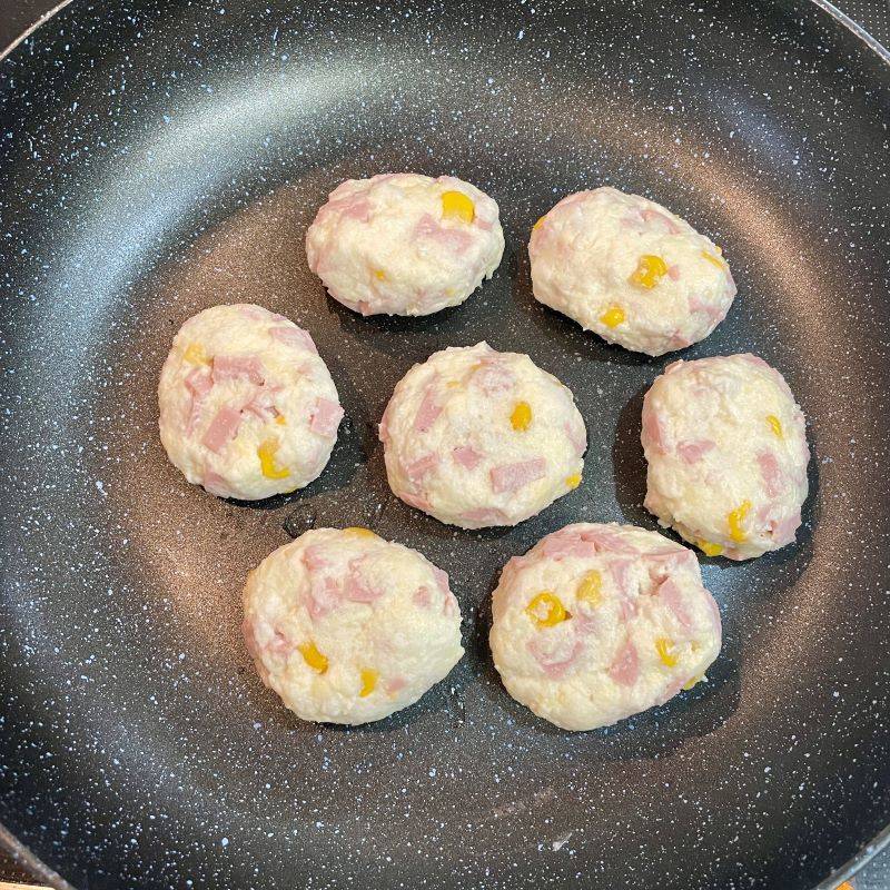 ニッスイ公式の「おさかなのソーセージとコーンのハンバーグ」のレシピ