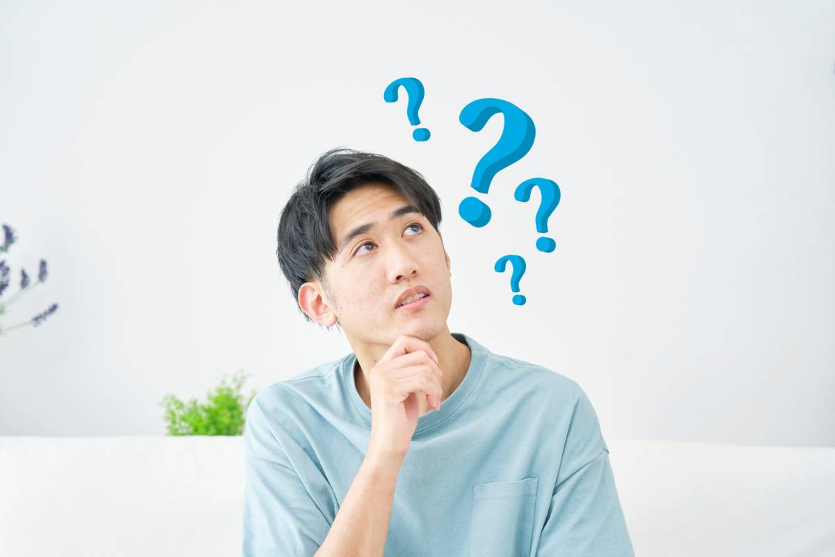 悩んでいる男性
