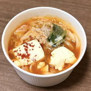 【ファミリーマート】「人気すぎる」「大満足間違いなし」話題のコラボ商品『辛旨チゲスープ』を食べてみた