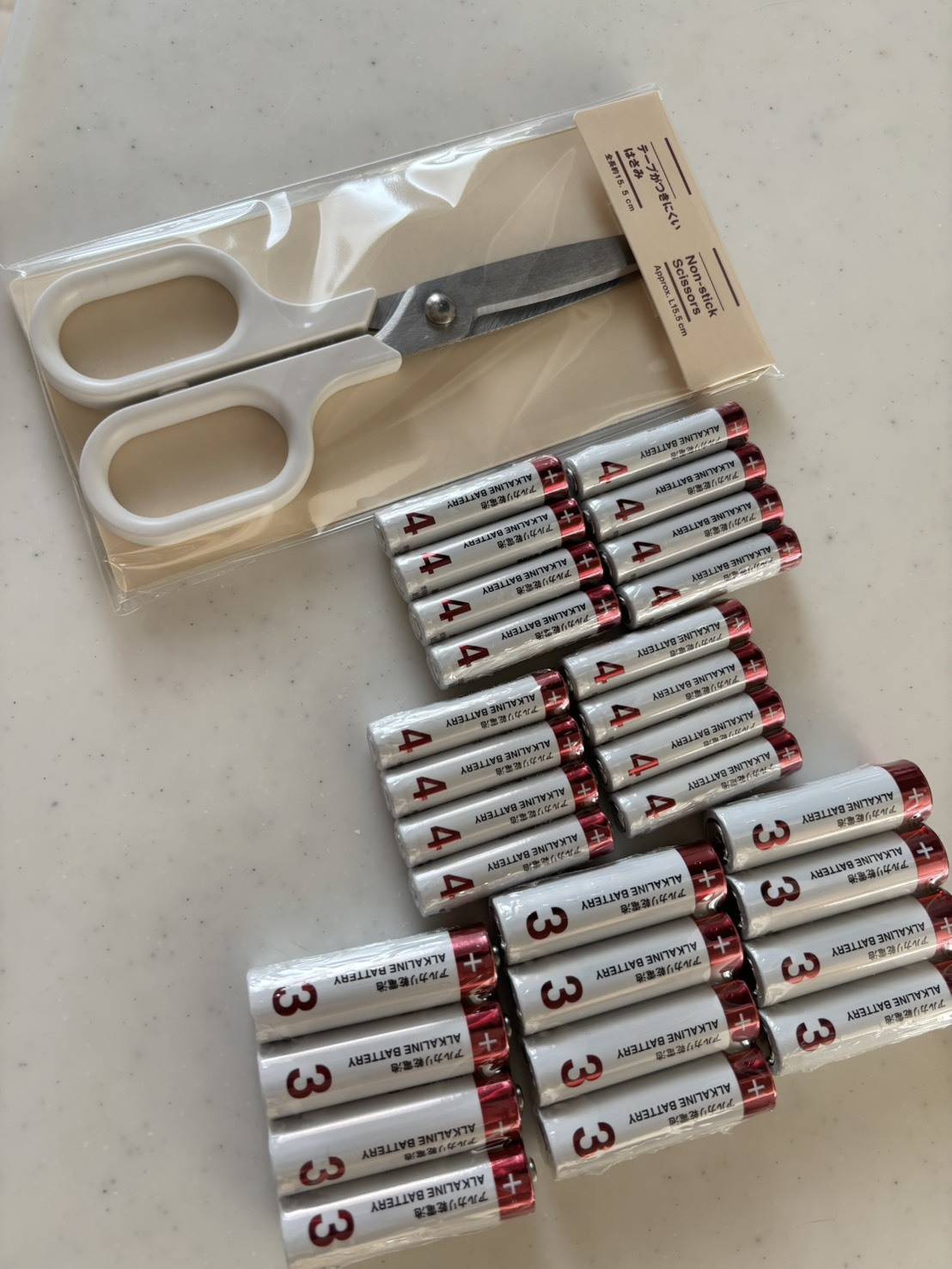 無印良品のハサミと電池